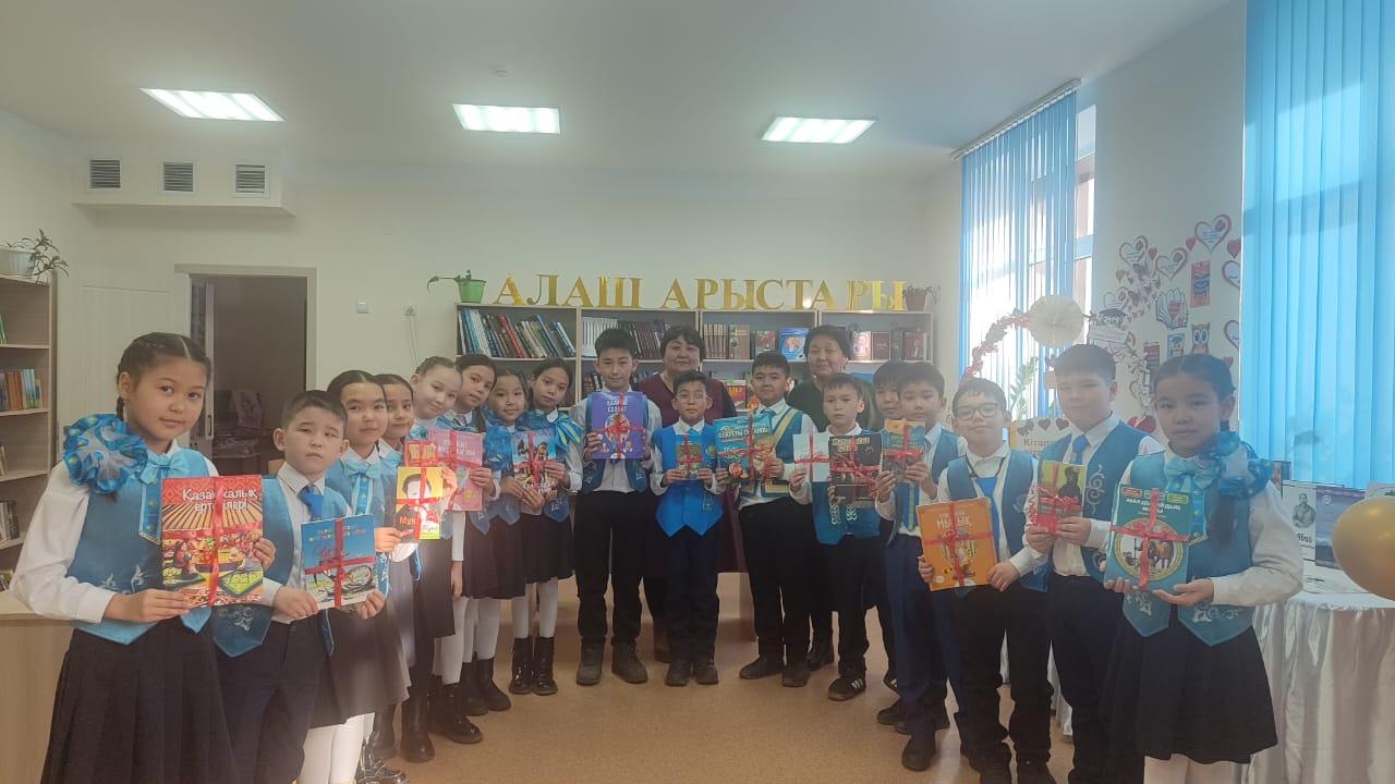 2026 жыл 7-14  ақпан аралығында Головацкий атындағы орта мектептің кітапханашылары Халықаралық кітап сыйлау күніне жалпы оқырмандар арасында акция ұйымдастырды.
